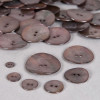 Bouton en nacre deux trous gris taupe
