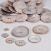 Bouton en nacre deux trous gris
