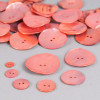 Bouton en nacre deux trous rose saumon