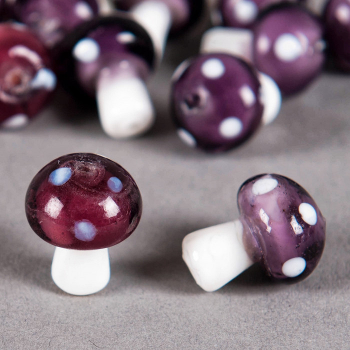 Perle en verre champignon 14mm violet à pois blanc x1