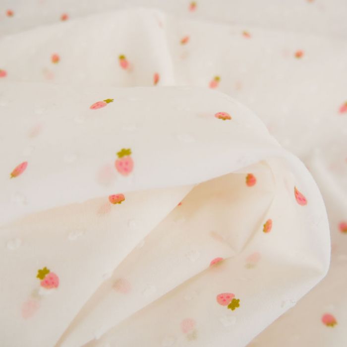 Tissu voile coton plumetis fraises - blanc x 10 cm