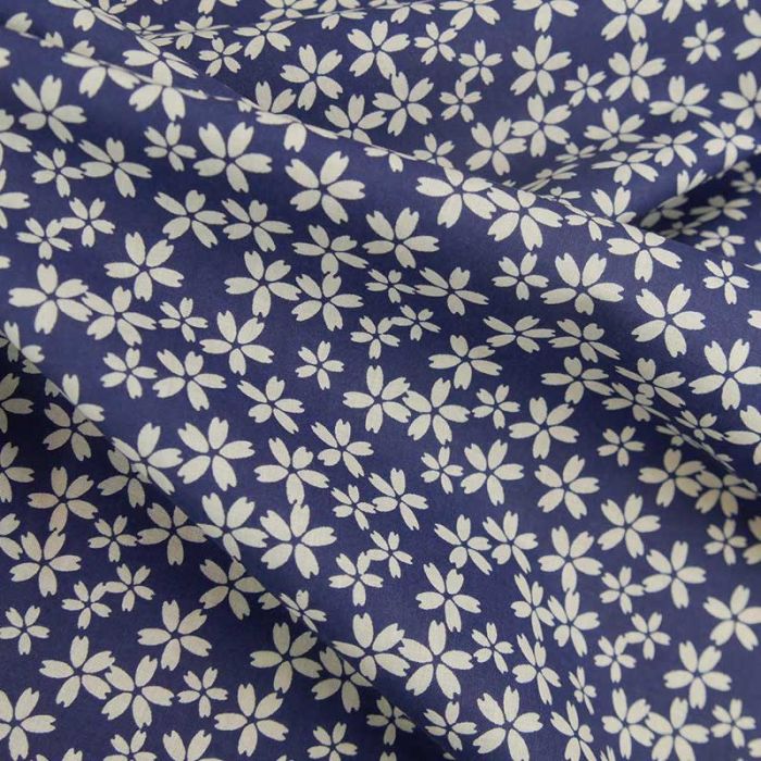 Tissu popeline coton fleurs sakura - bleu foncé x 10 cm