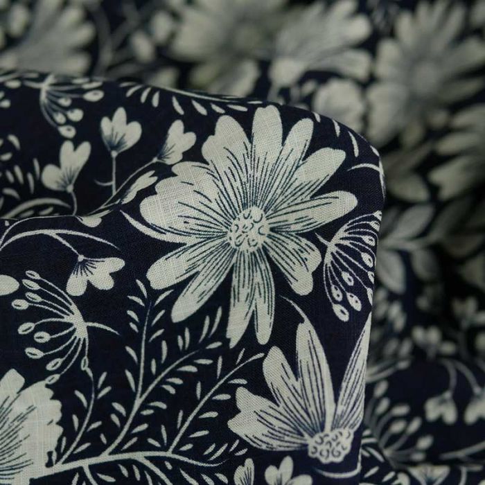 Tissu coton viscose fin fleurs Cosmos - bleu foncé x 10 cm
