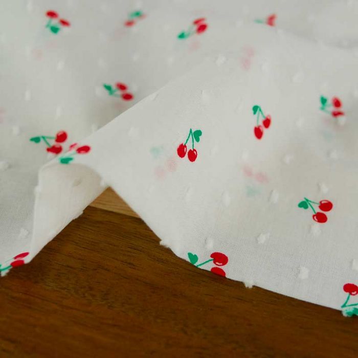 Tissu voile coton plumetis cerises - blanc x 10 cm