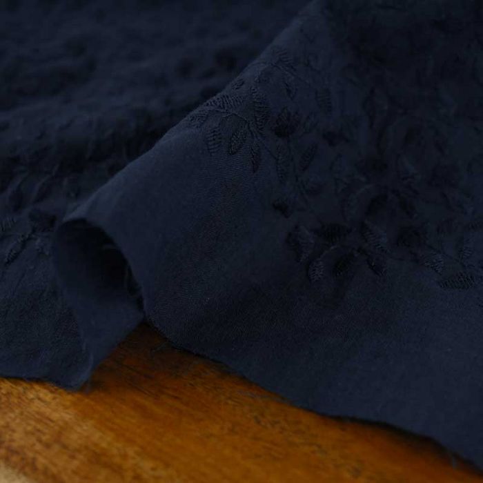 Tissu coton brodé feuillages Sélene - bleu marine x 10 cm