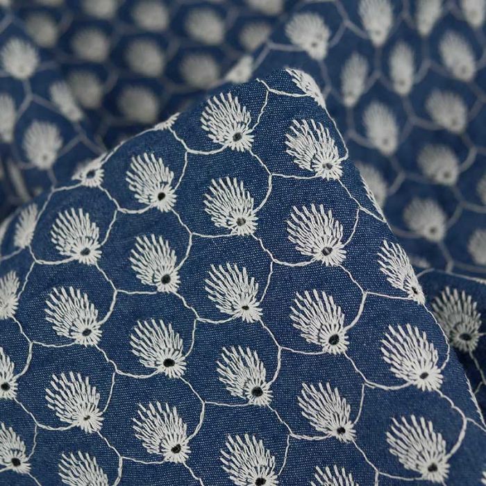 Tissu coton broderie écrue haute couture - bleu denim x 10 cm