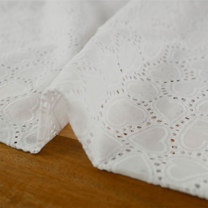 Tissu broderie anglaise love - blanc x 10 cm