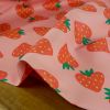 Tissu imperméable motifs fraises - rose x 10 cm