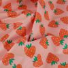 Tissu imperméable motifs fraises - rose x 10 cm