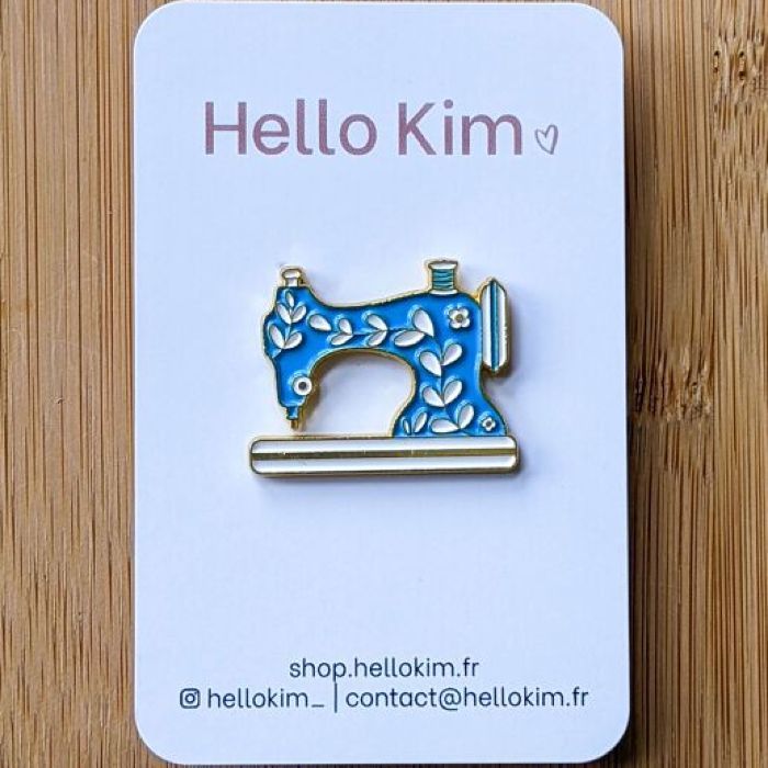 Pin's en métal Machine à coudre bleue - Hello Kim