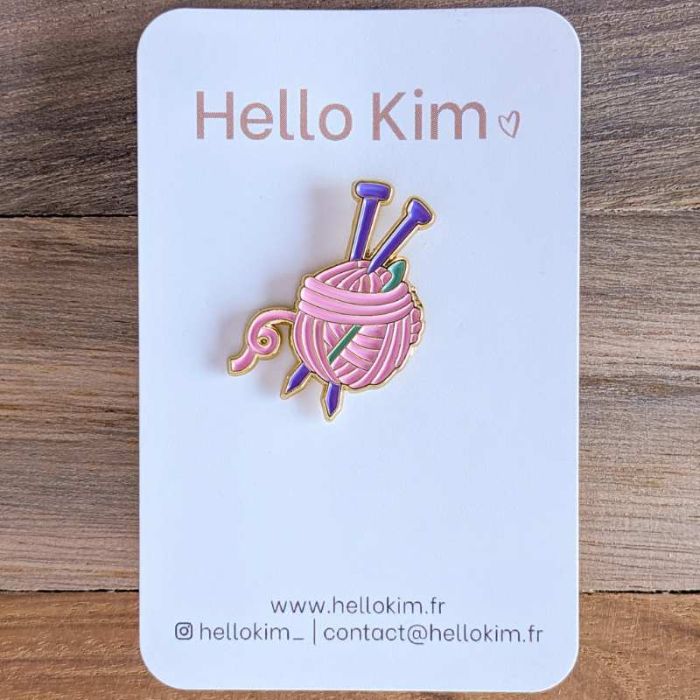 Pin's en métal Pelote, aiguilles et crochet - Hello Kim