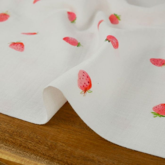 Tissu double gaze motifs fraises - blanc cassé x 10 cm