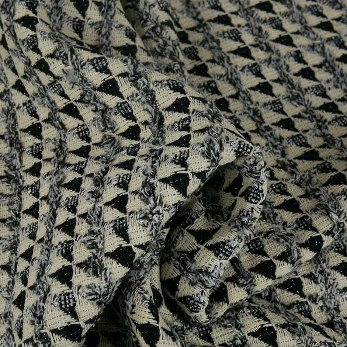 Tissu jacquard triangles lurex - noir x 10 cm