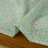 Tissu coton motifs fleurs fluo - vert x 10 cm