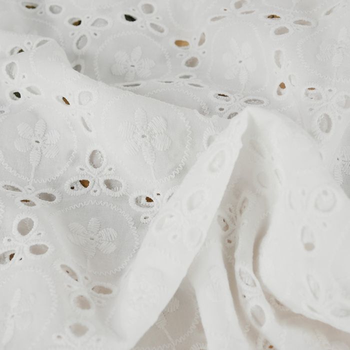 Tissu broderie anglaise médaillons fleuris - blanc x 10 cm