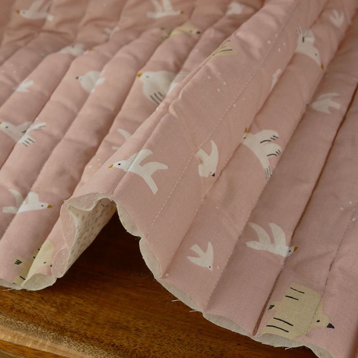 Tissu matelassé réversible oiseaux nuages - rose x 10 cm