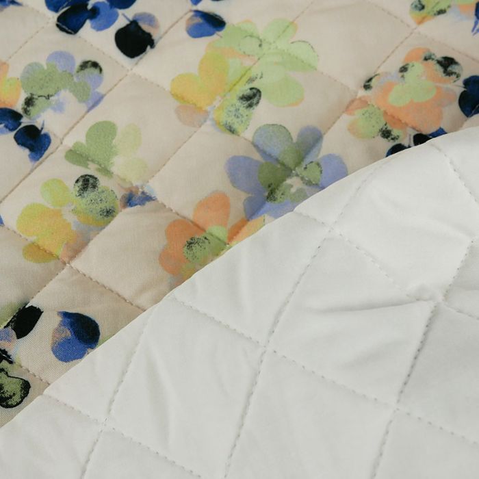 Tissu matelassé fleurs pochoirs - écru x 10 cm