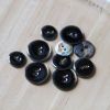 Bouton en nacre émaillée gris anthracite