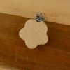 Attache tétine clip en bois - fleur x 1