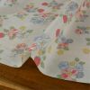 Tissu sergé de coton fleurs et fraises - écru x 10 cm