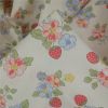 Tissu sergé de coton fleurs et fraises - écru x 10 cm