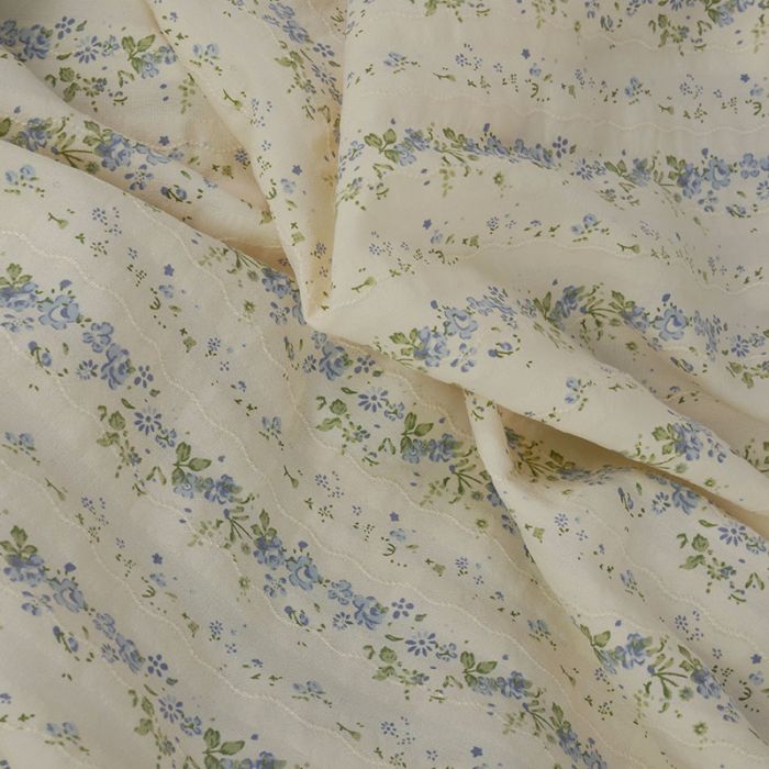 Tissu voile coton broderie fleurs bleues - écru x 10 cm