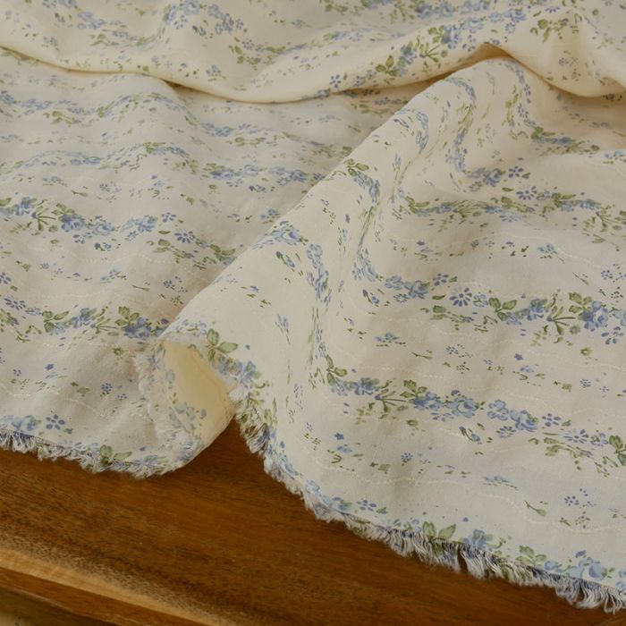 Tissu voile coton broderie fleurs bleues - écru x 10 cm