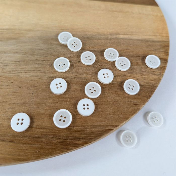 Bouton irisé 4 trous écru 12 mm x 1