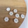 Bouton fleur nacre et strass 2 trous - blanc x 1