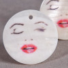 Pendentif sequin en nacre 25mm à motif visage x1