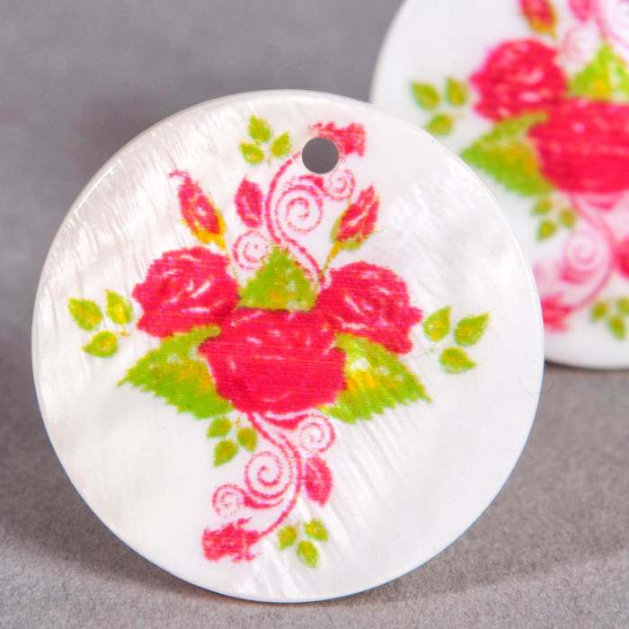 Pendentif sequin en nacre 25mm à motif roses x1