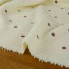 Tissu fausse fourrure Teddy fleurs brodées - écru x 10 cm