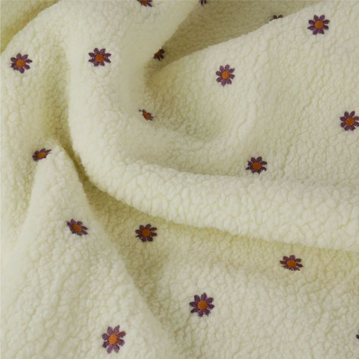 Tissu fausse fourrure Teddy fleurs brodées - écru x 10 cm