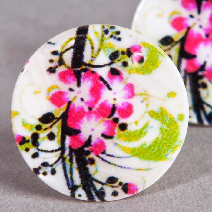 Pendentif sequin en nacre 25mm à motif fleurs exotiques x1