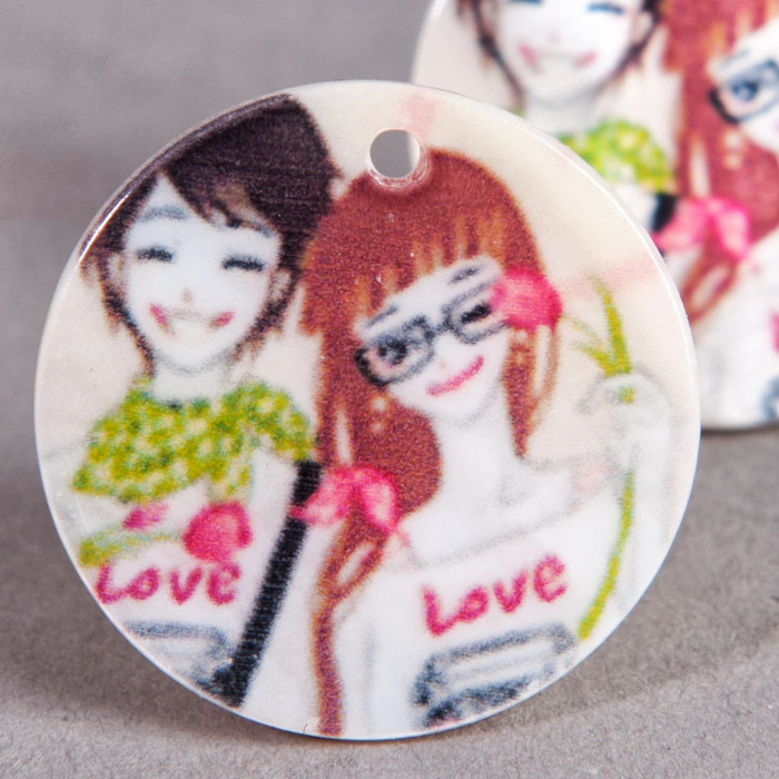 Pendentif sequin en nacre 25mm à motif couple love x1