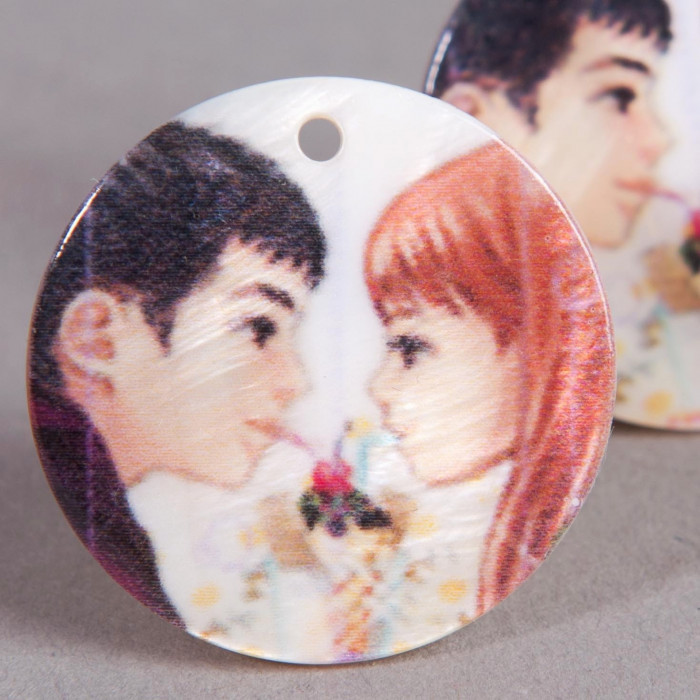 Pendentif sequin en nacre 25mm à motif amoureux x1