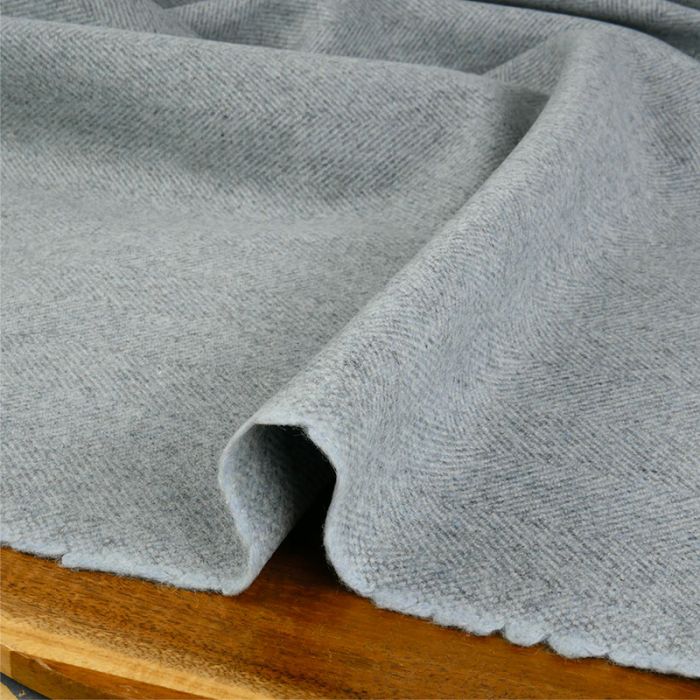 Tissu lainage chiné chevrons haute couture - bleu de gris x 10 cm