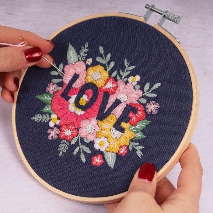 Kit broderie avec cercle en bois - Love