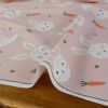 Tissu imperméable souple lapins - rose clair x 10 cm