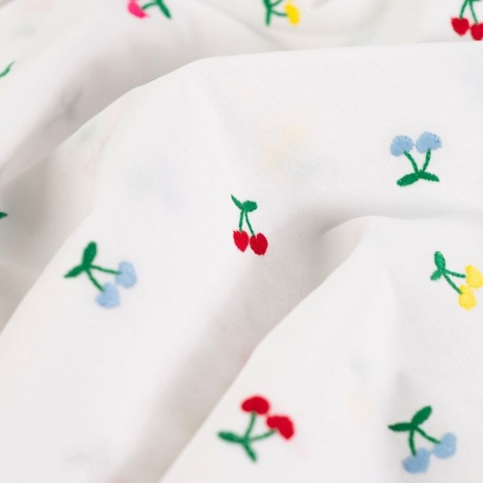 Tissu voile broderie cerises multicolore - blanc x 10 cm