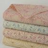 Tissu seersucker fleurs de lotus - beige x 10 cm