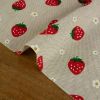 Tissu demi-natté canvas motifs fraises - beige x 10 cm