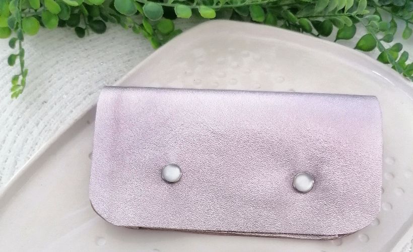 Tuto couture : coudre une pochette à lunettes en cuir